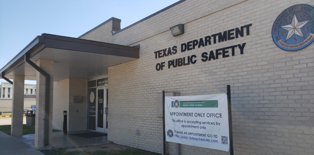 The Texas Department of Public Safety Issues Driver's Licenses.  This location is in Houston.